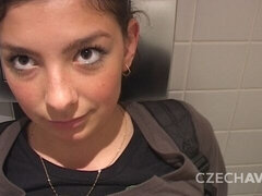 Amateur, Grosse bite, Brunette brune, Habillées, Argent, Public, Adolescente, Toilettes