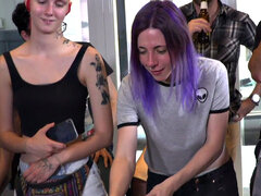 18 ans, Sucer une bite, Bondage, Gorge profonde, Domination, Talons, Public, Voyeur