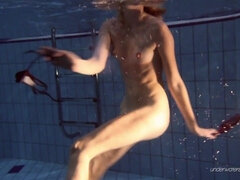 18, プール, 公共, オマンコ, ロシア人, 一人, 締まりの良い, 水中