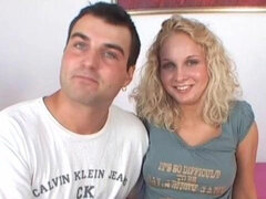 Enthousiasteling, Grote mammen, Blond, Vingeren, Masturbatie, Slipje, Geschoren, Strippen