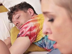 デカチン, なめる, 馬乗り, おもらし, タトゥー, 三人, おもちゃ, バイブレーター