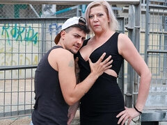 デカチン, デカパイ, フェラチオ, 車, バック, 淫乱熟女, アウトドア, ショートヘア