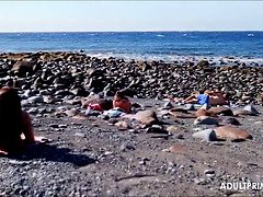 Plage, Gros cul, Grosse bite, Gros seins, Sucer une bite, Femme couguar, Gorge profonde, Belle mère