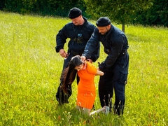 お尻, ブロンド, フェラチオ, チン, ダブル開発, 手コキする, 3p男男女, タトゥー