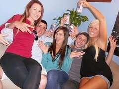 18 jahre, Grosser arsch, Blasen, Schwanz, Hundestellung, Natürlichen titten, Party, Jungendliche (18+)