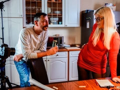 Blondine, Blasen, Fingern, Handjob, Milf, Natürlichen titten, Strümpfe, Entkleiden