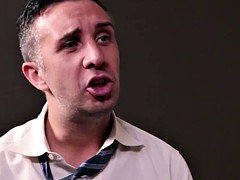 Puta tetona cogida de perrito para obtener licencia