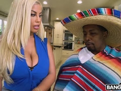 Gros seins, Blonde, Sucer une bite, Plantureuse, Tir de sperme, En levrette, Interracial, Monstre