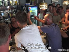 In den arsch, Blondine, Braunhaarige, Gruppensex, Hardcore, Pissen, Tätowierung, Titten