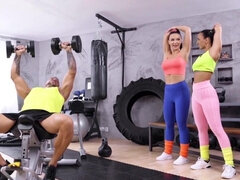 Chica, Culo grande, Morena, Garganta profunda, Gimnasio, Orgasmo, Chorro, Trio