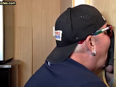 デカチン, フェラチオ, 口内発射, ゲイ, のぞき穴, 手コキする, オナニー, フェラする