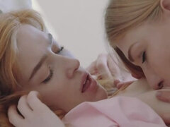 Blond, Vingeren, Handbeurt, Hd, Lesbisch, Russisch, Kousen, Tieten likken