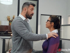 Anal, Brunette brune, Éjaculation interne, Lunettes, Léchez, Piercing, Rugueux, Secrétaire