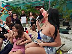 Gros seins, Brunette brune, Tir de sperme, Hd, Interracial, Fête, Plan cul à trois, Nénés