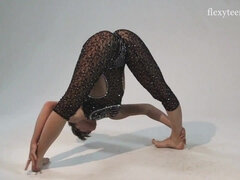 Exquisite Sofia at hd dirt