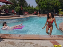 Grosse bite, Bikini, Hard, Lesbienne, Piscine, Chatte