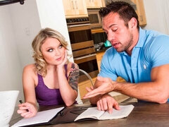 Gros cul, Blonde, Sucer une bite, Mignonne, En levrette, Cheveux courts, Jarretelles, Adolescente