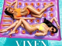 Blasen, Braunhaarige, Schwanz, Hundestellung, Handjob, Pool, Flotter dreier, Spanner