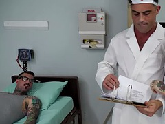 In den arsch, Arsch, Arschlecken, Bisexuell, Handjob, Krankenschwester, Orgie, Tätowierung