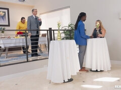 Sucer une bite, Brunette brune, Suçant, Plan cul à trois