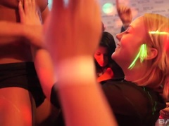 Blonde, Sucer une bite, Brunette brune, Européenne, Interracial, Fête, Piercing, Tatouage