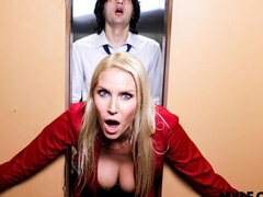 Grosser arsch, Grosser schwanz, Grosse titten, Blondine, Blasen, Vollbusig, Hundestellung, Milf