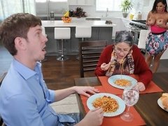 Grosse titten, Hundestellung, Hardcore, Küche, Masturbation, Milf, Entkleiden, Titten