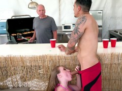 Grosse bite, Bikini, Sucer une bite, Grandpère, De plein air, Suçant, Adolescente