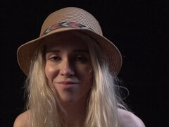 Grote kont, Blond, Naakt, Natuurlijk, Natuurlijke tieten, Alleen, Strippen, Tiener