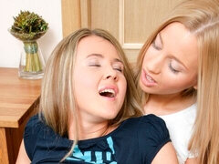 Arsch, Tussi, Blondine, Fingern, Faustfick, Lecken, Entkleiden, Jungendliche (18+)