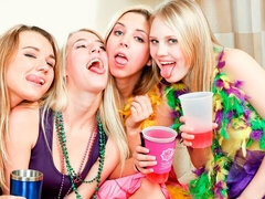 Grosser schwanz, Hundestellung, Flotter vierer, Natürlichen titten, Party, Dürr, Jungendliche (18+), Titten