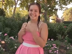 Grosse bite, Gros seins, Sucer une bite, Brunette brune, Tir de sperme, En levrette, Public, Adolescente