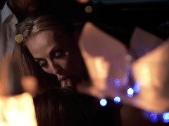 Blonde, Voiture, 2 femmes 1 homme, Français, Hard, Seins naturels, Chatte, Tatouage