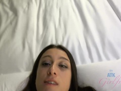 Brunette brune, Éjaculation interne, Branlette thaïlandaise, Petite amie, Piercing, Pov, Mamelons bombés, Nénés