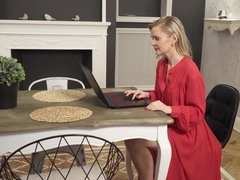 Huisvrouw, Rijpe lesbienne, Moeder die ik wil neuken, Natuurlijke tieten, Kut duiken, Geschoren, Alleen, Tieten likken