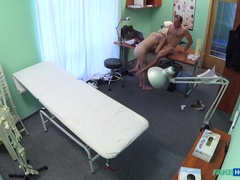 En levrette, Doigter, Branlette thaïlandaise, Infirmière, Bureau, Chatte, Tatouage, Voyeur