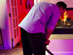 18 jaar, Enthousiasteling, Achter de coulissen, Lesbisch, Klein, Voorbinddildo, Tiener, Trio