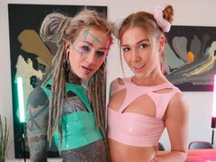 Culo grande, Consolador, Penetracion con dedos, Besar, Lamidas, Coño, Tatuaje, Tetas