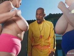 Gros seins, Sucer une bite, Rondelette, Interracial, Seins naturels, Chatte, Réalité, Plan cul à trois