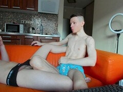 18 jahre, Arsch, Grosser schwanz, Blasen, Spermaladung, Erstes mal, Handjob, Ablutschen