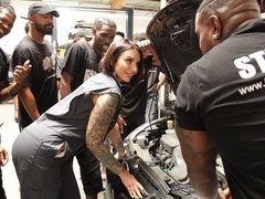 Vollbusig, Doppelpenetration, Fetisch, Gruppe, Hardcore, Interrassisch, Milf, Orgie