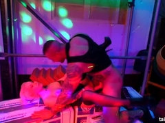 Bekleidet, Tanzen, Handjob, Hardcore, Interrassisch, Party, Swingers, Flotter dreier