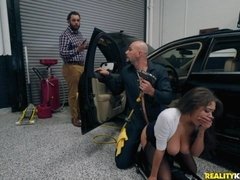 ぽっちゃり, デカ尻, デカパイ, フェラチオ, 茶髪の, 手コキする, 淫乱熟女, 自然山雀