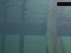 Amateur, Morena, Piscina, Público, Ruso, Afeitado, Adolescente, Bajo el agua