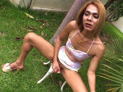 Leie, Asiatisch, Transe, Masturbation, Im freien, Solo, Thai, Unter dem rock