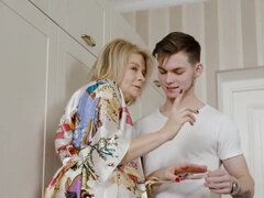 18, デカチン, エロ熟女, 浮気する, 熟年, ロシア人, 生徒, 妻