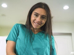 Tetas grandes, Mamada, Morena, Semen en la boca, Consolador, Madres para coger, Enfermera, Juguetes