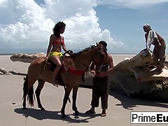 In den arsch, Strand, Europäisch, Hardcore, Öffentlich, Muschi, Schreiend, Flotter dreier