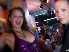 Grosse titten, Verrückt, Erotisch, Handjob, Orgie, Party, Öffentlich, Titten