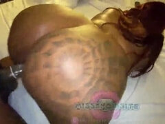 Cul, Gros cul, Noire, Queue, En levrette, Noir ébène, Rousse roux, Tatouage